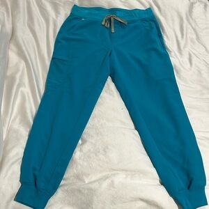Figs scrub set in Teal color medium jogger bottom with mock neck top in a small.